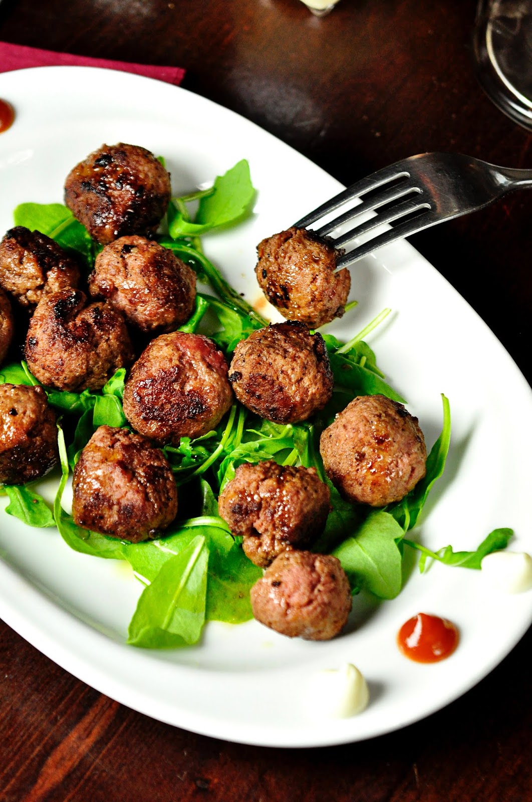 Meatballs with green salad recipe 